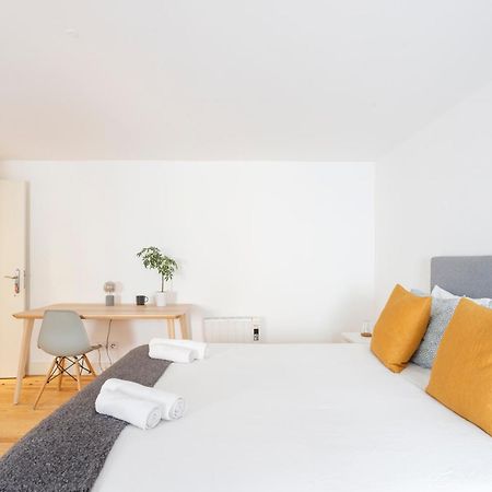 Suite In Cozy Apartment In Chiado In Shared House Лиссабон Экстерьер фото