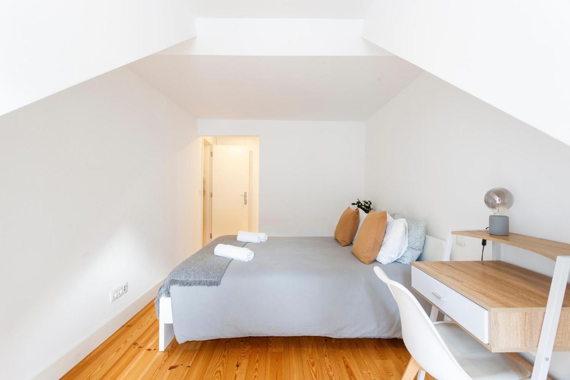 Suite In Cozy Apartment In Chiado In Shared House Лиссабон Экстерьер фото