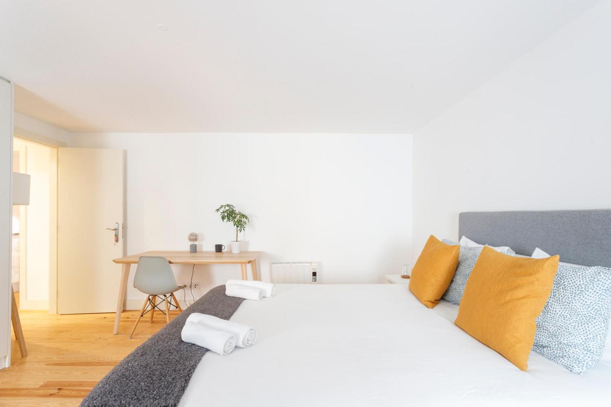 Suite In Cozy Apartment In Chiado In Shared House Лиссабон Экстерьер фото