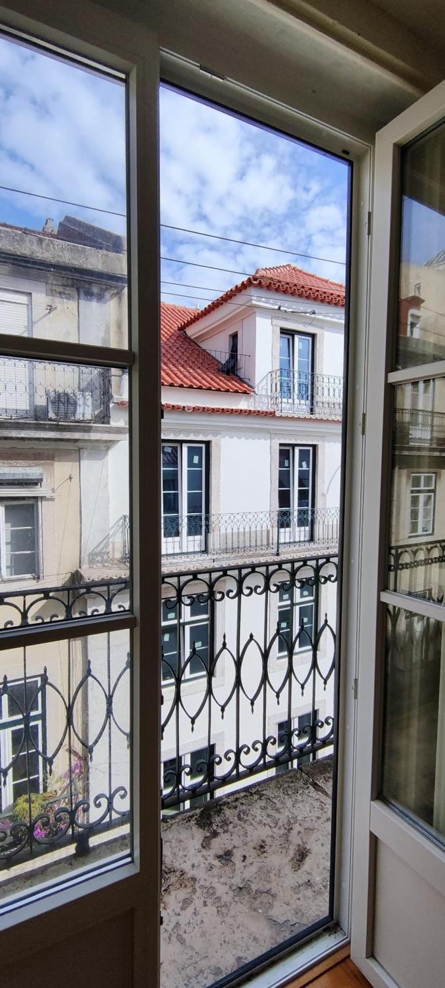 Suite In Cozy Apartment In Chiado In Shared House Лиссабон Экстерьер фото
